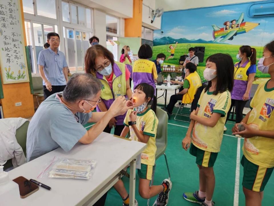 《圖說》新北市自今日起委託24家專業醫療團隊入校園提供流感疫苗接種服務。〈衛生局提供〉