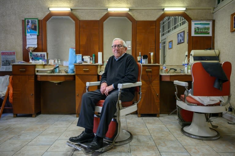 Le coiffeur Roger Amilhastre, âgé de 90 ans, dans son salon à Saint-Girons, en Ariège, le 16 avril 2024 (Ed JONES)