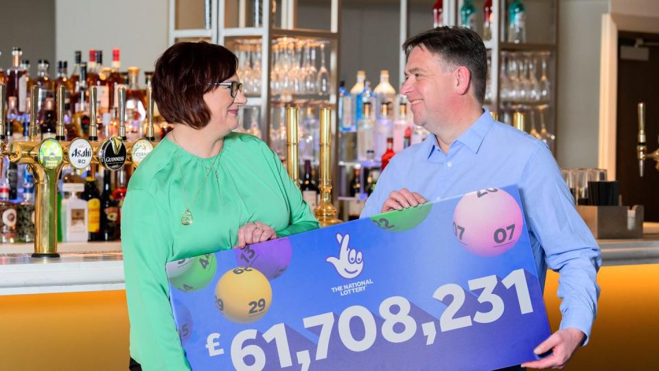 Debbie und Richard Nuttall haben über 60 Millionen Pfund im Lotto gewonnen. (Bild: dpa)