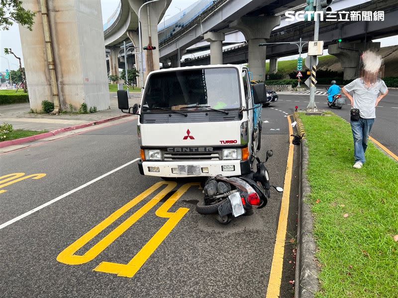 機車卡在貨車車底。（圖／翻攝畫面）