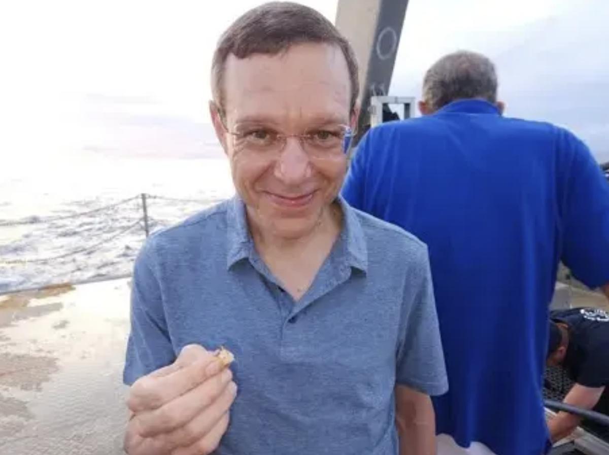 Profesor de Harvard, Avi Loeb, sostiene en la mano un objeto magnético que se encontró en el fondo del océano Pacífico  (Avi Loeb/ Medium)