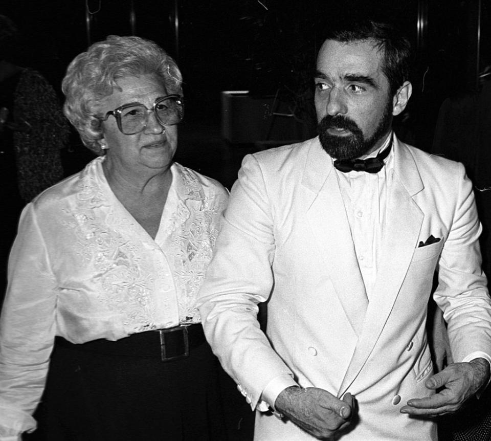 Il est le premier fan de sa mamma. Très proche de sa mère, décédée en 1997 des suites de la maladie d’Alzheimer, Martin Scorsese l’a fait tourner dans nombre de ses films tels que <em>Les Affranchis</em>, <em>Casino</em>, <em>Le Temps de l’innocence</em>,<em> Les Nerfs à vif</em>,<em> La Valse des pantins</em>, <em>Mean Streets</em>, <em>Who's That Knocking at My Door </em>et dans son premier court-métrage <em>It's Not Just You, Murray!. </em>Ancienne actrice, Catherine Scorsese n’avait eu aucun mal à passer devant la caméra. ©Ron Galella/Ron Galella Collection via Getty Images