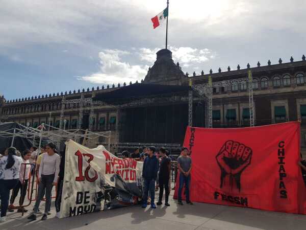 Plantón de normalistas de Mactumactzá, Chiapas, frente a Palacio Nacional.