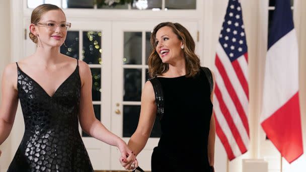 PHOTO: Jennifer Garner and her daughter Violet Affleck arrive for the White House state dinner for French President Emmanuel Macron at the White House on Dec. 1, 2022 in Washington. (Nathan Howard/Getty Images)