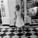 <p>La même année, France Gall remporte le Grand Prix du Concours Eurovision de la chanson. Pour le Luxembourg, elle interprète le cultissime “Poupée de cire, poupée de son” dans une petite robe blanche simple et des chaussures qui séduisent. Crédit photo : Getty Images </p>