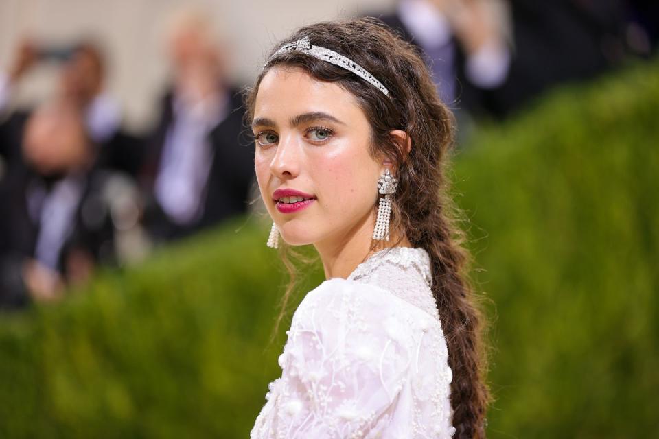 Ihre Schwester wandelt indes klar auf den Spuren von Andie MacDowell: Margaret Qualley war eine der Protagonistinnen in der gefeierten HBO-Serie "The Leftovers", spielte in Quentin Tarantinos "Once Upon Time in... Hollywood" mit und wird bald in einem Biopic über Fred und Ginger Roberts in der Hauptrolle zu sehen sein. (Bild: Theo Wargo/Getty Images)