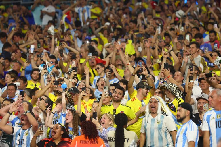 Hinchas argentinos y colombianos en el Hard Rock Stadium.