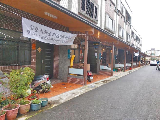 宜蘭不少連棟式住宅社區內的民宿，擾鄰事件頻傳讓鄰居不堪其擾。圖為社區掛布條抗議。（胡健森攝）