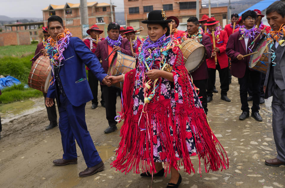 Parejas indígenas aymara bailan en el "Martes de Challa", una celebración que forma parte del carnaval boliviano en que se hacen ofrendas a la Pachamama o Madre Tierra, en Achocalla, Bolivia, el martes 13 de febrero de 2024. (AP Foto/Juan Karita)