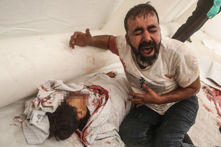 Un palestino reacciona junto al cuerpo de su sobrino, que murió en los ataques aéreos israelíes contra la mezquita de Soussi en la ciudad de Gaza