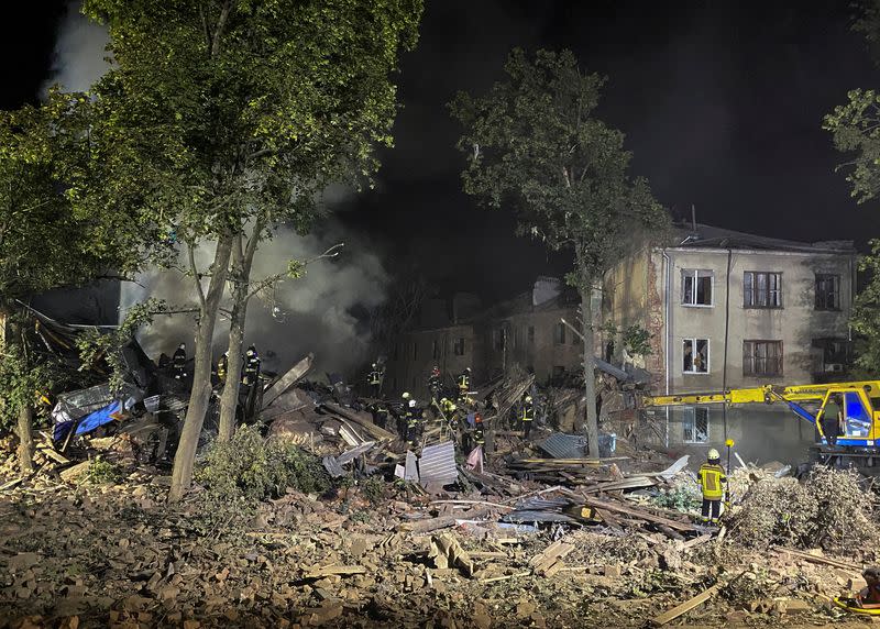 Rescatistas trabajan en el sitio de un edificio residencial destruido por un ataque de misiles rusos en Járkov
