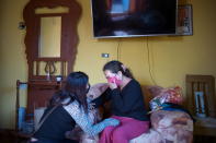 <p>La mujer llora junto a su tía, Paulina Náñez, en su casa de Pisco. (Foto: Alessandro Cinque / Reuters).</p> 