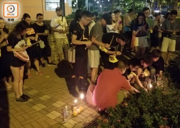 大批市民在保榮路警察宿舍外燒街衣。（陳宛彤攝）