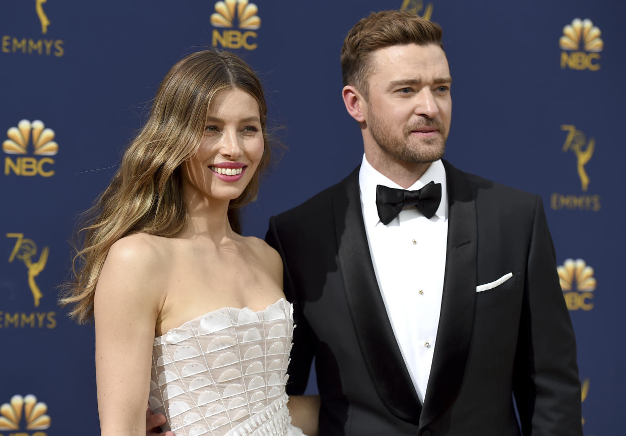 Jessica Biel, izquierda, y Justin Timberlake llegan a la 70a entrega de los Emmy el lunes 17 de septiembre de 2018, en el Microsoft Theater en Los Angeles. (Foto Jordan Strauss/Invision/AP)