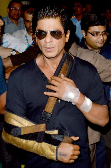 We couldn't help but notice SRK's sexy black and gold sling, the same one he used last time he had injured himself. The man stays true to his team all the way!