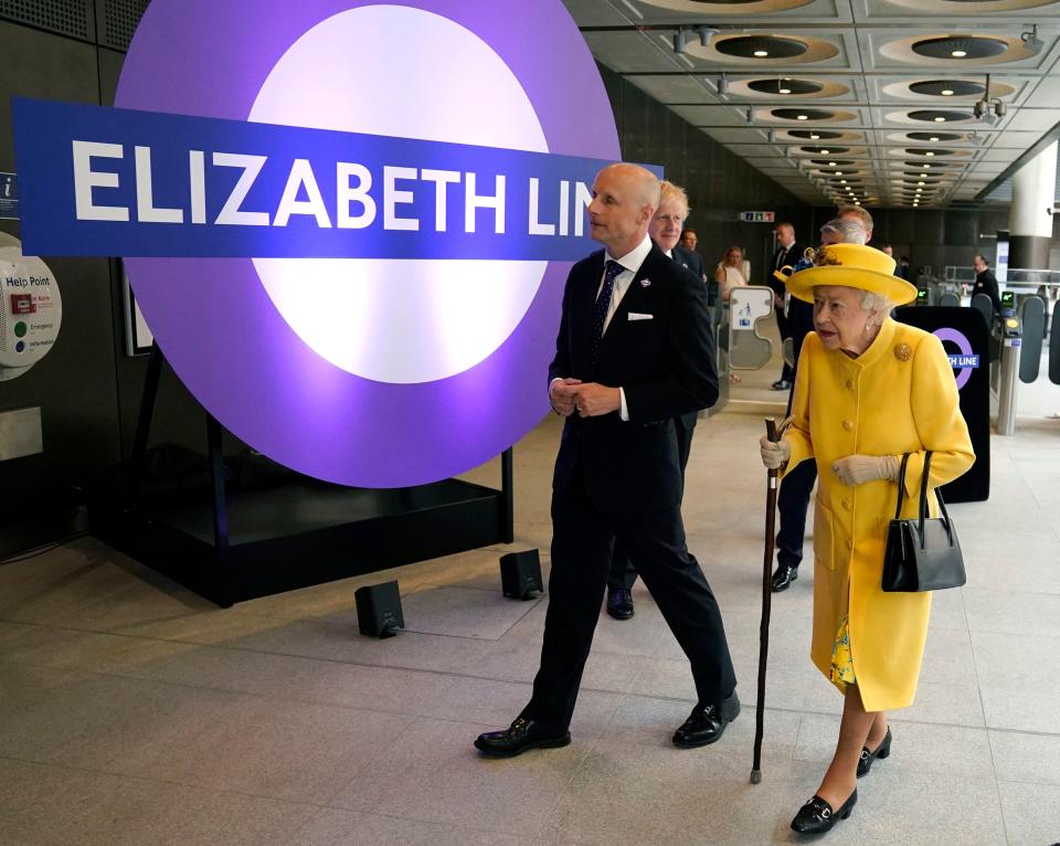 Britain's Queen Elizabeth II (R) visits Paddington Station in London on May 17, 2022, to mark the completion of London's Crossrail project, ahead of the opening of the new 'Elizabeth Line' rail service next week. (Photo by Andrew Matthews / POOL / AFP) (Photo by ANDREW MATTHEWS/POOL/AFP via Getty Images)