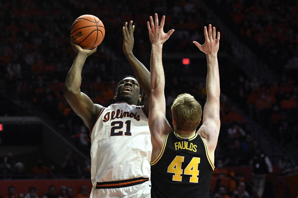 Illinois' Kofi Cockburn (21) shoots over Michigan's Jaron Faulds during the first half of an NCAA college basketball game Friday, Jan. 14, 2022, in Champaign, Ill. (AP Photo/Michael Allio)