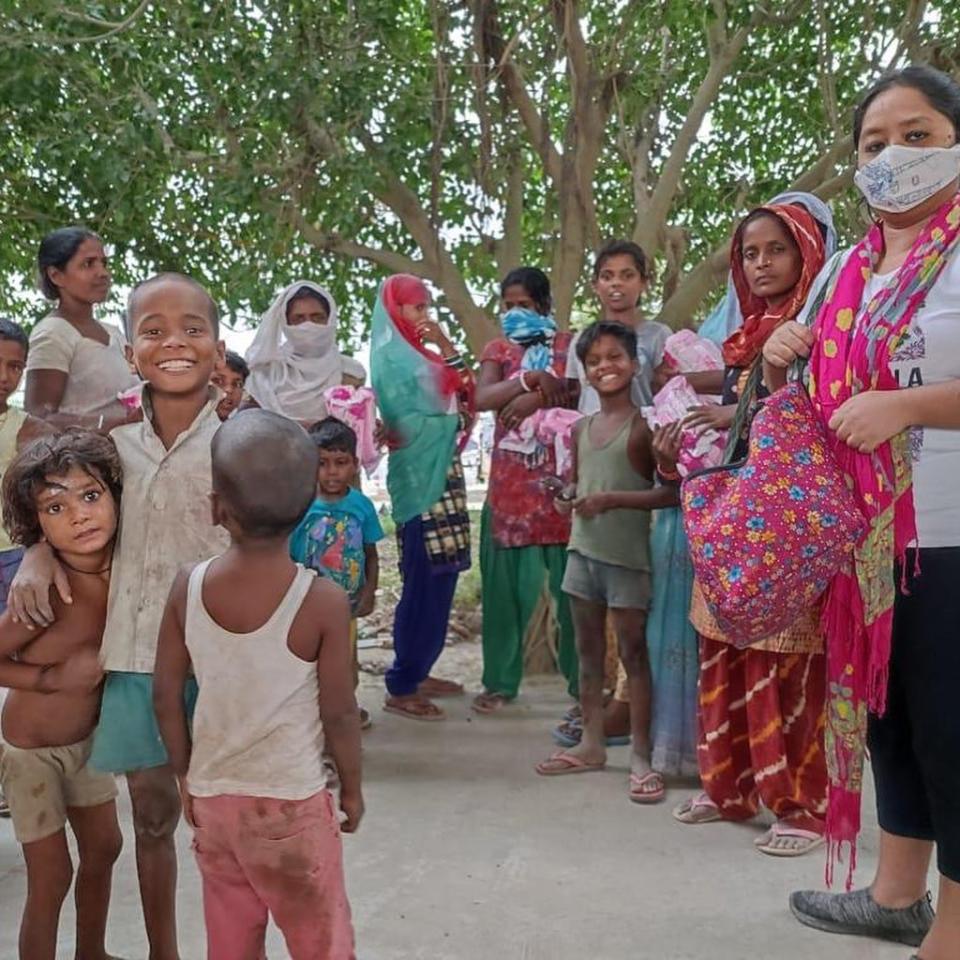 Team Pad Squad distributed almost 1500 pads to roadside potters who had recently lost their little huts to the Noida authorities demolition