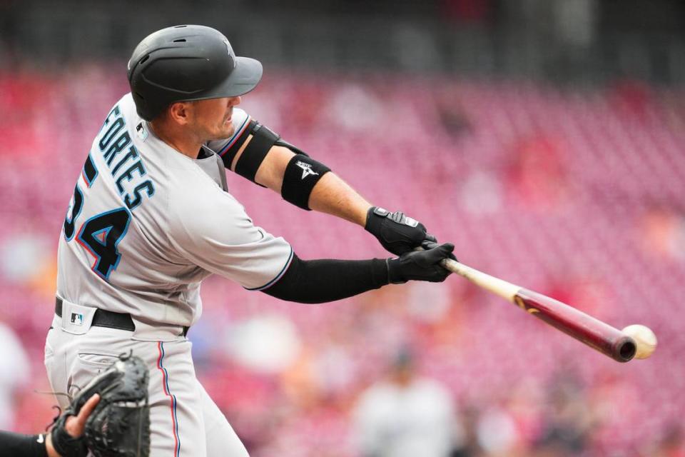 El bateador designado de los Marlins Nick Fortes batea un hit en el primer inning del partido ante los Rojos, celebrado el 25 de julio de 2022 en Miami.