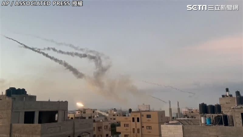 巴勒斯坦激進組織「哈瑪斯」大量火箭攻擊以色列，引發以色列強勢回擊。（圖／ AP／ASSOCIATED PRESS 授權）
