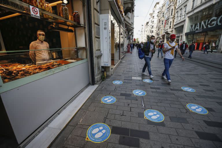 Un trabajador de un restaurante espera clientes en un restaurante en Estambul