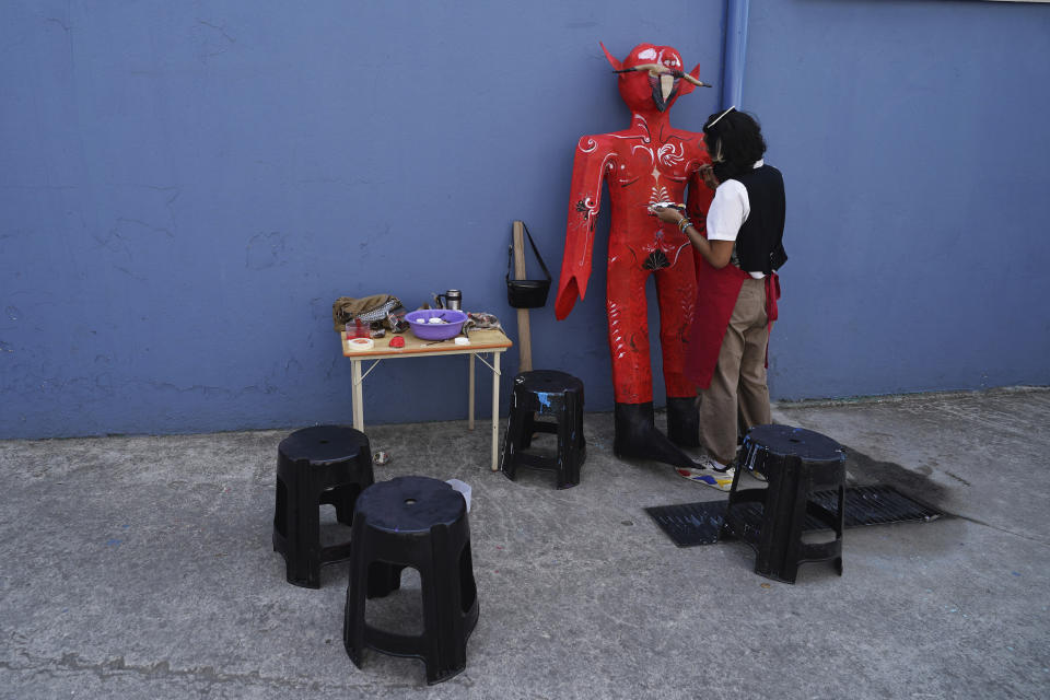 El artesano Carlos González Aldaraca pinta una figura de cartón con forma de diablito, conocida popularmente como "Judas", en el centro cultural Santa María La Ribera en Ciudad de México, el jueves 6 de abril de 2023. Al margen de los festejos de Semana Santa de la Iglesia católica, la gente se reúne en barrios de todo el país el Sábado Santo para quemar figuras de cartón que representan el mal. (AP Foto/Marco Ugarte)