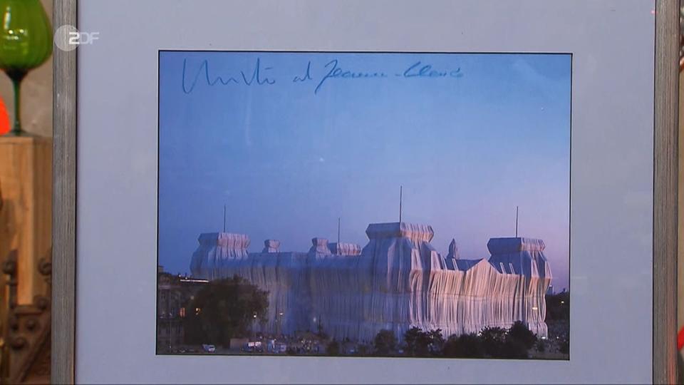 Die Lithografie eines Fotos von Wolfgang Volz vom eingepackten Reichstag mit Original-Unterschriften von Christo und Jean-Claude aus dem Jahr 1995 sollte 400 bis 440 Euro bringen. (Bild: ZDF)