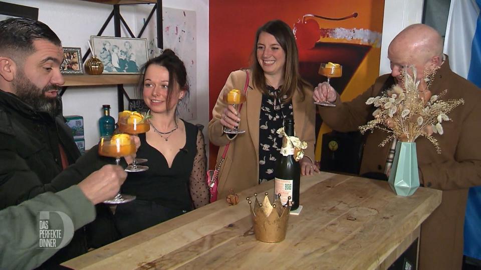 Als Aperitif gießt Franzi gefrorene Orangensaftwürfel mit Schaumwein auf. Die Gäste stoßen auf einen schönen Abend an, von links: Mino, Franzi, Nicole und Bernd.
 (Bild: RTL)