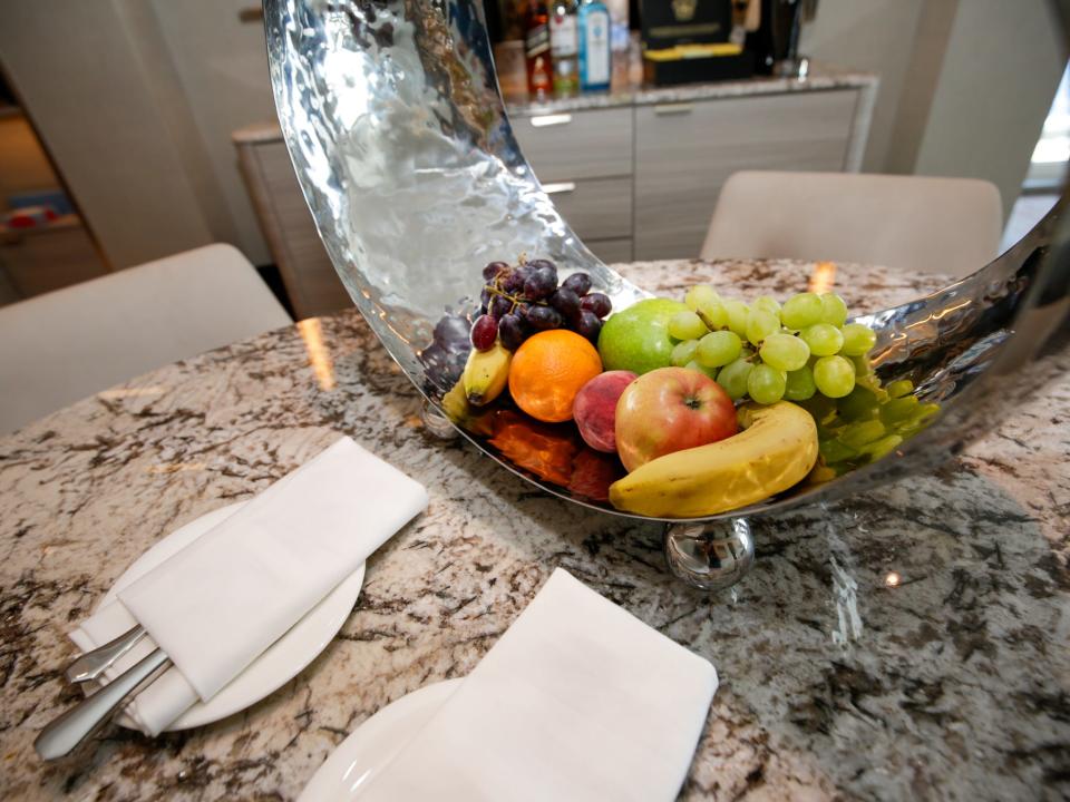 fruit bowl and cutlery of Silver Ray's Otium Suite