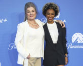 Kate Mulgrew, izquierda, y Sonequa Martin-Green posan a su llegada al lanzamiento del servicio de streaming Paramount+ en Londres el 20 de junio de 2022. (Foto Joel C Ryan/Invision/AP)