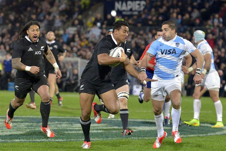 Julian Savea escapa rumbo al try de los All Blacks; los Pumas tienen mucho por aprender de sus rivales