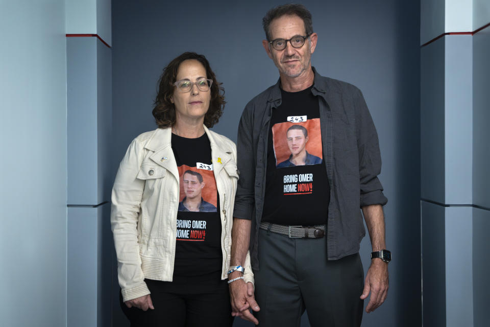 Orna Neutra, izquierda, y su esposo Ronen Neutra, de Long Island, N.Y., cuyo hijo Omer Neutra, de 22 años, se encuentra retenido por Hamás en Gaza, posan para la cámara tras ser entrevistados por The Associated Press junto con otras familias de estadounidenses retenidos en Gaza por Hamás, el miércoles 5 de junio de 2024, en Washington. (AP Foto/Jacquelyn Martin)