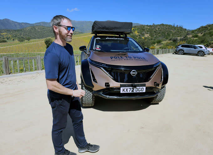 Chris Ramsey junto al Nissan Ariya, en Casablanca, Chile.