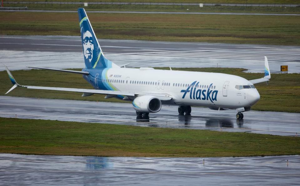 阿拉斯加航空在空中門板脫落的波音737 Max 9客機，5日安全迫降奧勒岡州波特蘭市國際機場。美聯社