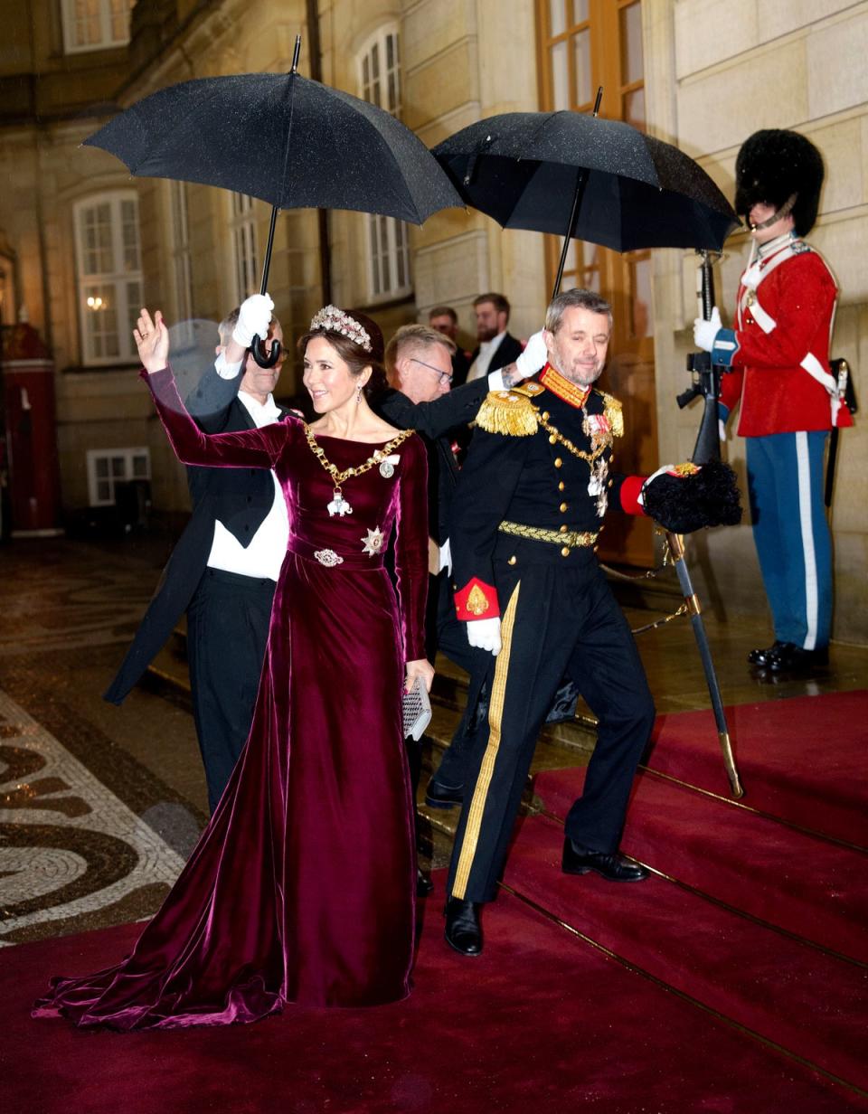 Ο διάδοχος Φρειδερίκος και η διάδοχος πριγκίπισσα Μαρία φτάνουν στο Πρωτοχρονιάτικο συμπόσιο στο παλάτι Amalienborg, Κοπεγχάγη, 2023 (AP)