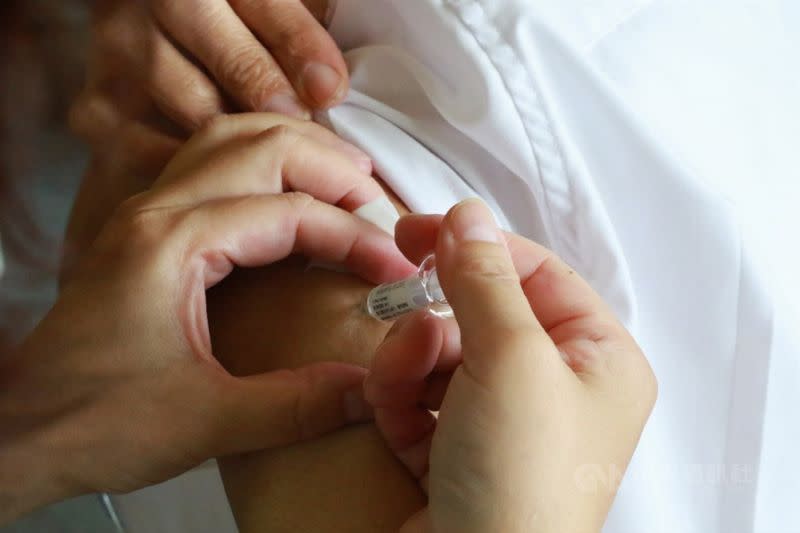 指揮中心宣布新冠疫苗台灣第3劑明年元旦開打，陳時中表示，規劃莫德納擬打半劑、mRNA疫苗不互混打。（中央社／檔案照片）