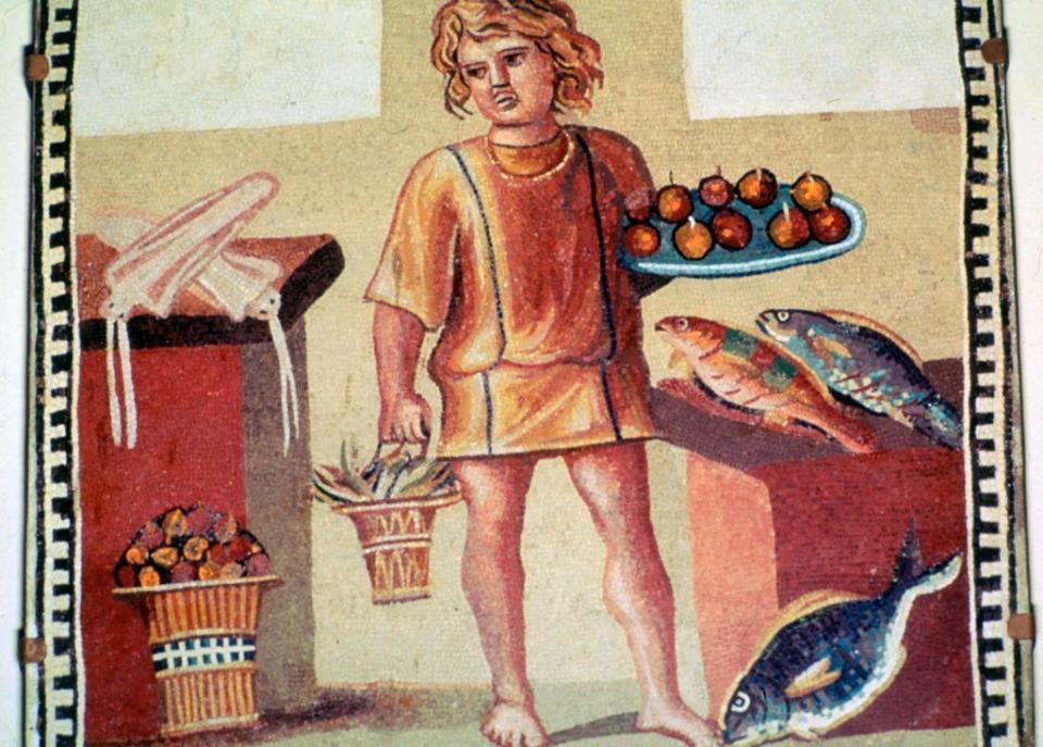 Niño con bandeja y canasta, en una cocina