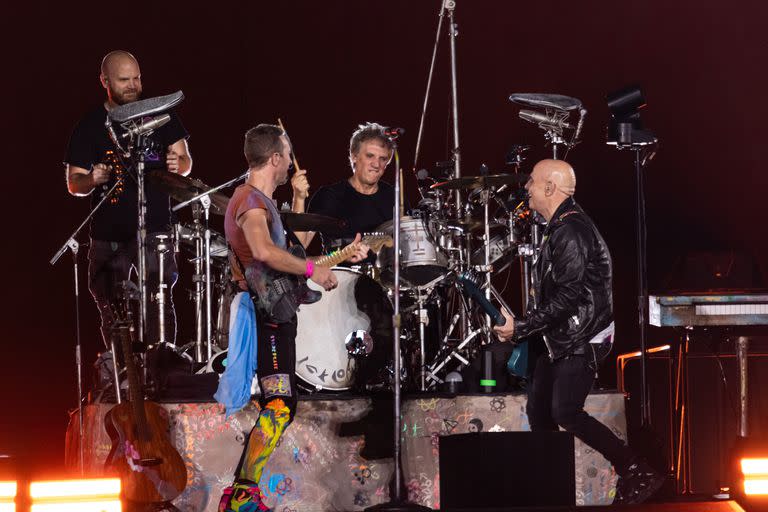 Coldplay sumó a Charly Alberti y Zeta Bosio de Soda Stereo para una presentación especial en su anteúltimo concierto 