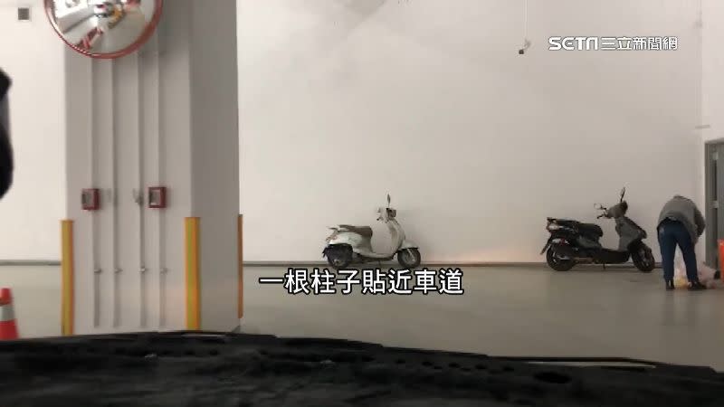 柱子貼近車道，彎道幾乎呈現直角。