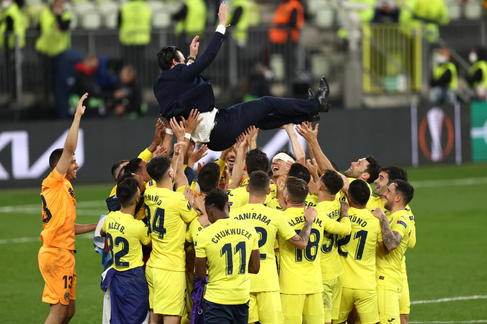 Unai Emery y los jugadores del Villareal celebrando el título de la UEFA Europa League. (Foto por Maja Hitij/Getty Images)