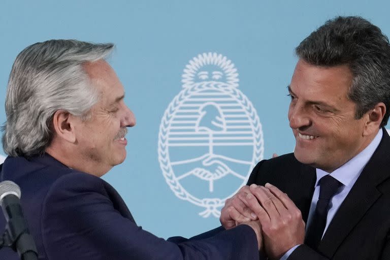 El presidente de Argentina, Alberto Fernández, a la izquierda, se da la mano con Sergio Massa durante la ceremonia de juramentación de éste como nuevo ministro de Economía en la casa de gobierno de Buenos Aires, Argentina, el miércoles 3 de agosto de 2022. Massa encabezará un nuevo ministerio que combina las carteras de Economía, Desarrollo Productivo y Agricultura. (Foto AP/Natacha Pisarenko)