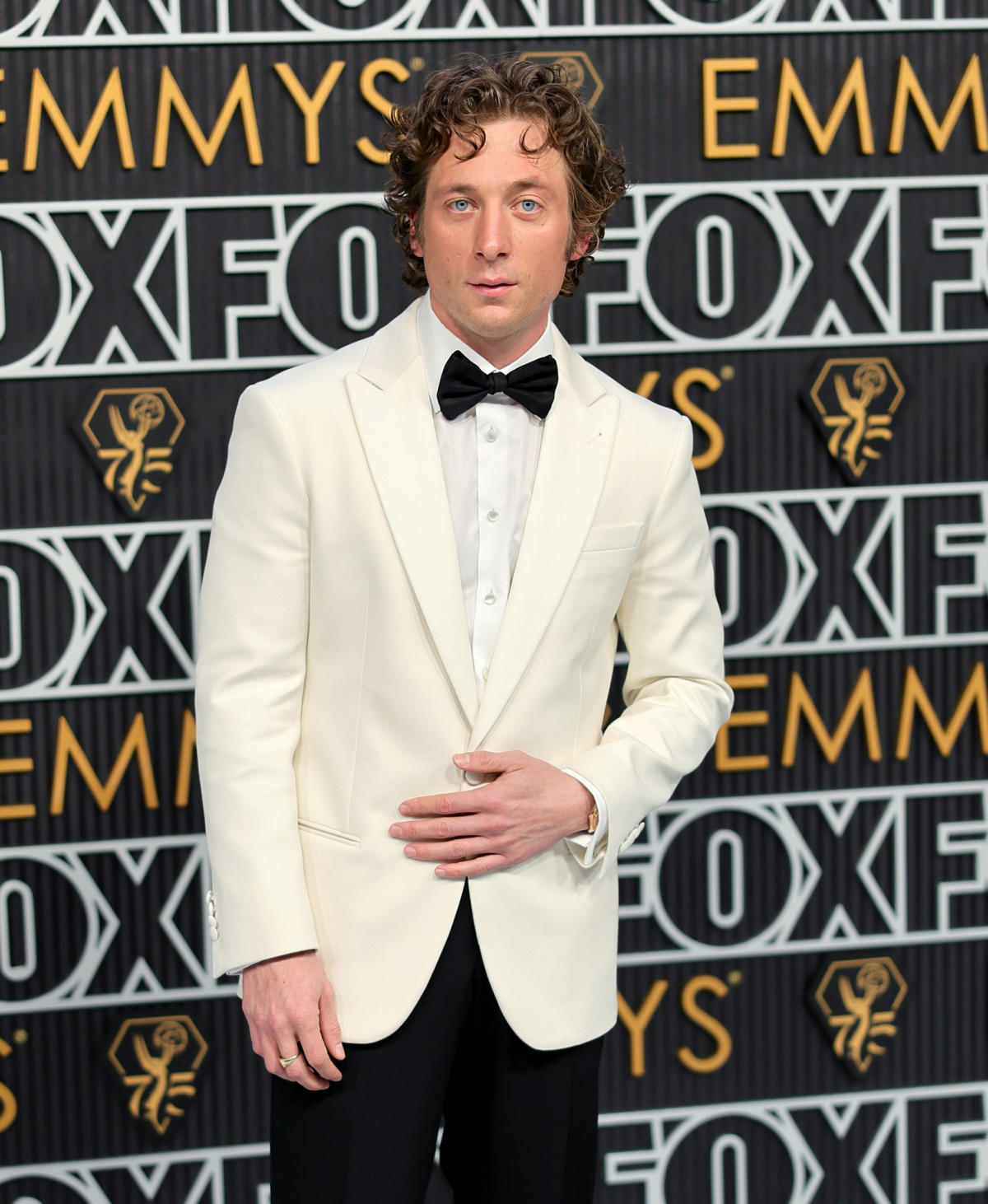 Jeremy Allen White Gives ShoutOut to Daughters During Emmys Acceptance