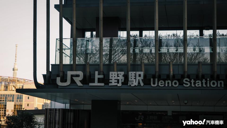 在JR上野駅轉搭日比谷線，直到八丁堀駅JE02換搭京葉線抵達潮見駅JE04。