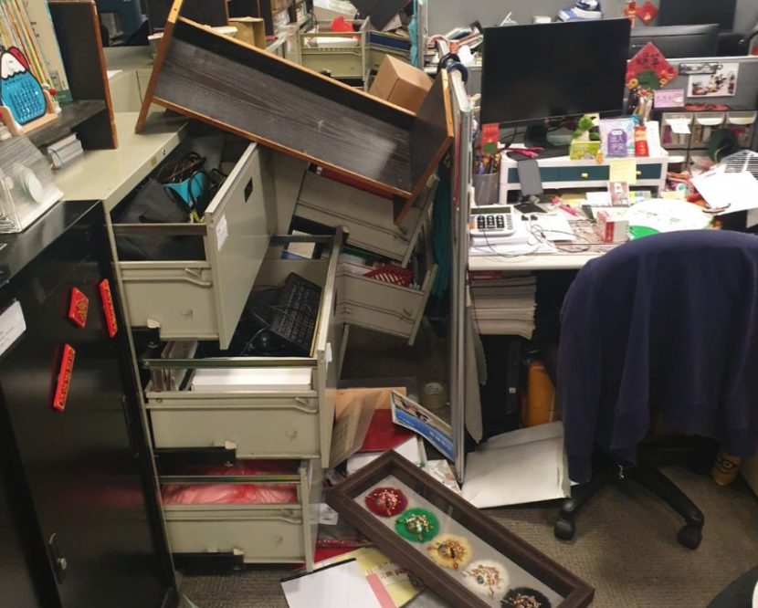 今早一陣天搖地晃，許多人家裡書本倒的倒，桌上東西掉的掉，連辦公室裡櫃子也被震到全開。圖片來源 / 李明芳攝