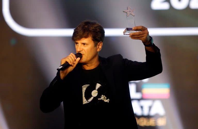 El cantante Andrés Ciro Martínez recibió el máximo galardón en los premios Estrella de Mar 2024 por su recital en Mar del Plata