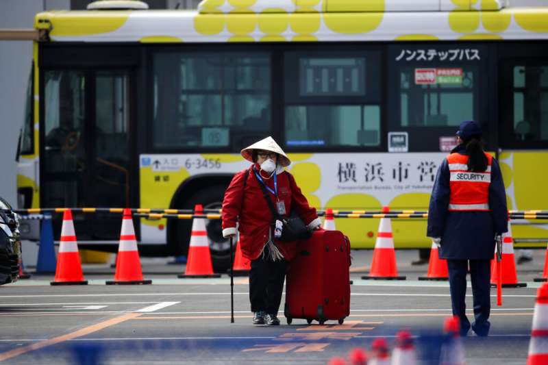 停泊在日本橫濱港的「鑽石公主號」遊輪19日上午起開放新冠病毒（武漢肺炎病毒）檢測呈陰性的乘客下船，第一波下船返家名單預計有約500名旅客。（AP）