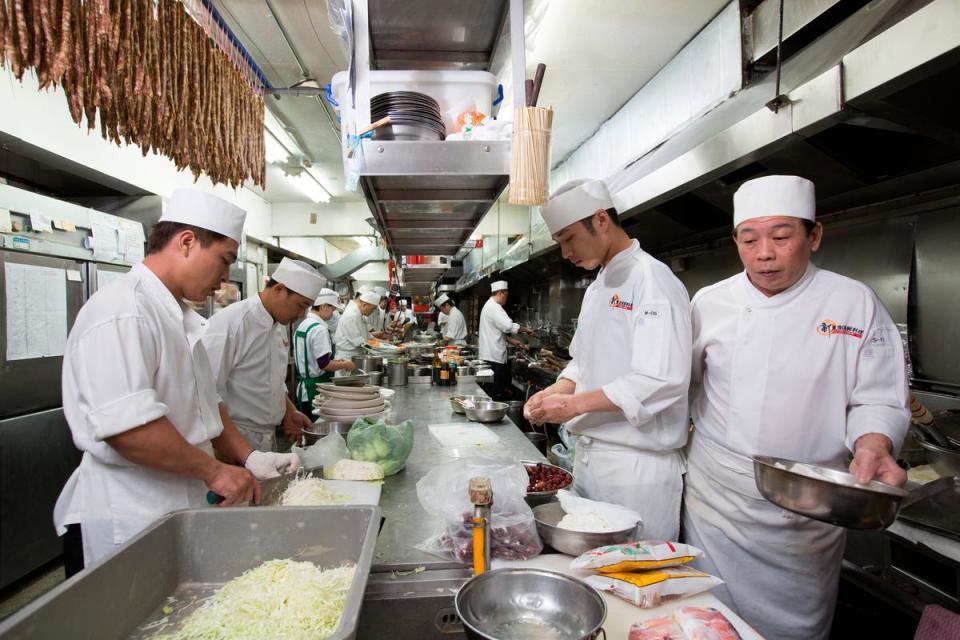 為了支應餐廳生意，光是內場廚師就有40位，多數員工年資都超過10年。