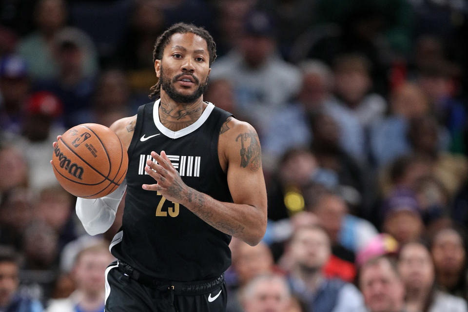 飆風玫瑰Derrick Rose遭曼斐斯灰熊裁掉後，隔天宣布退休。(Photo by Justin Ford/Getty Images)