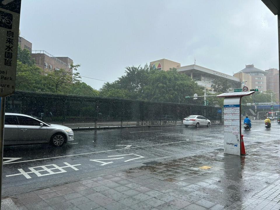 今日東半部、中南部地區及午後北部山區易有短延時強降雨，有局部大雨或豪雨發生的機率。天氣風險公司分析師歐宗學表示，降雨有機會持續到入夜後。   圖：林岑韋／攝