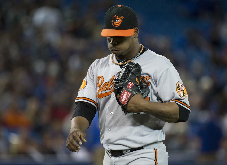 El relevista dominicano de los Orioles de Baltimore, Pedro Strop, sale de un partido contra los Azulejos de Toronto el jueves, 23 de mayo de 2013, en Toronto. (AP Photo/The Canadian Press, Nathan Denette)